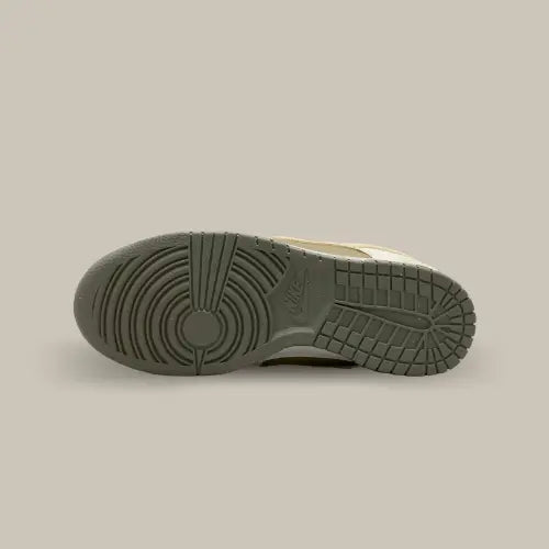 La semelle de la Nike Dunk Low Light Bone Dark Stucco de couleur taupe.