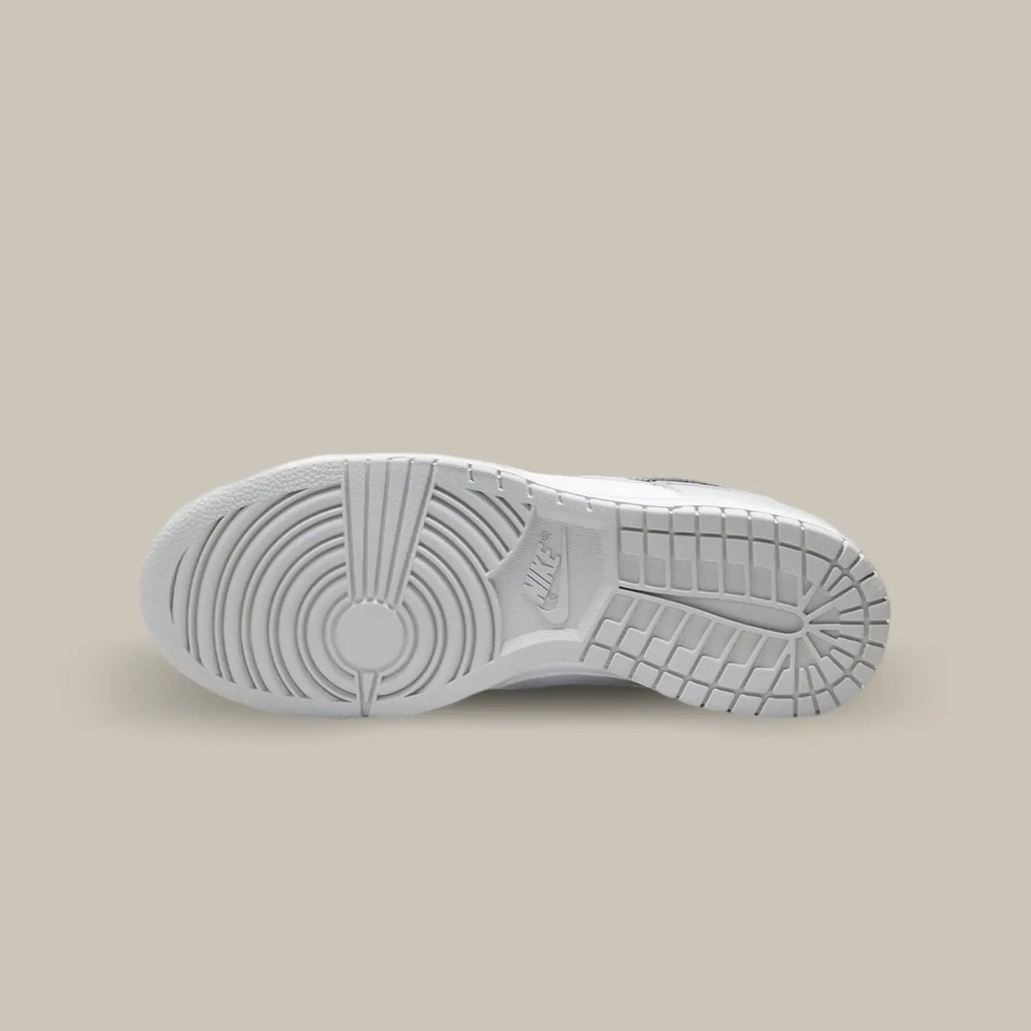 La semelle de la Nike Dunk Low Lottery Pick Grey Fog de couleur grise.