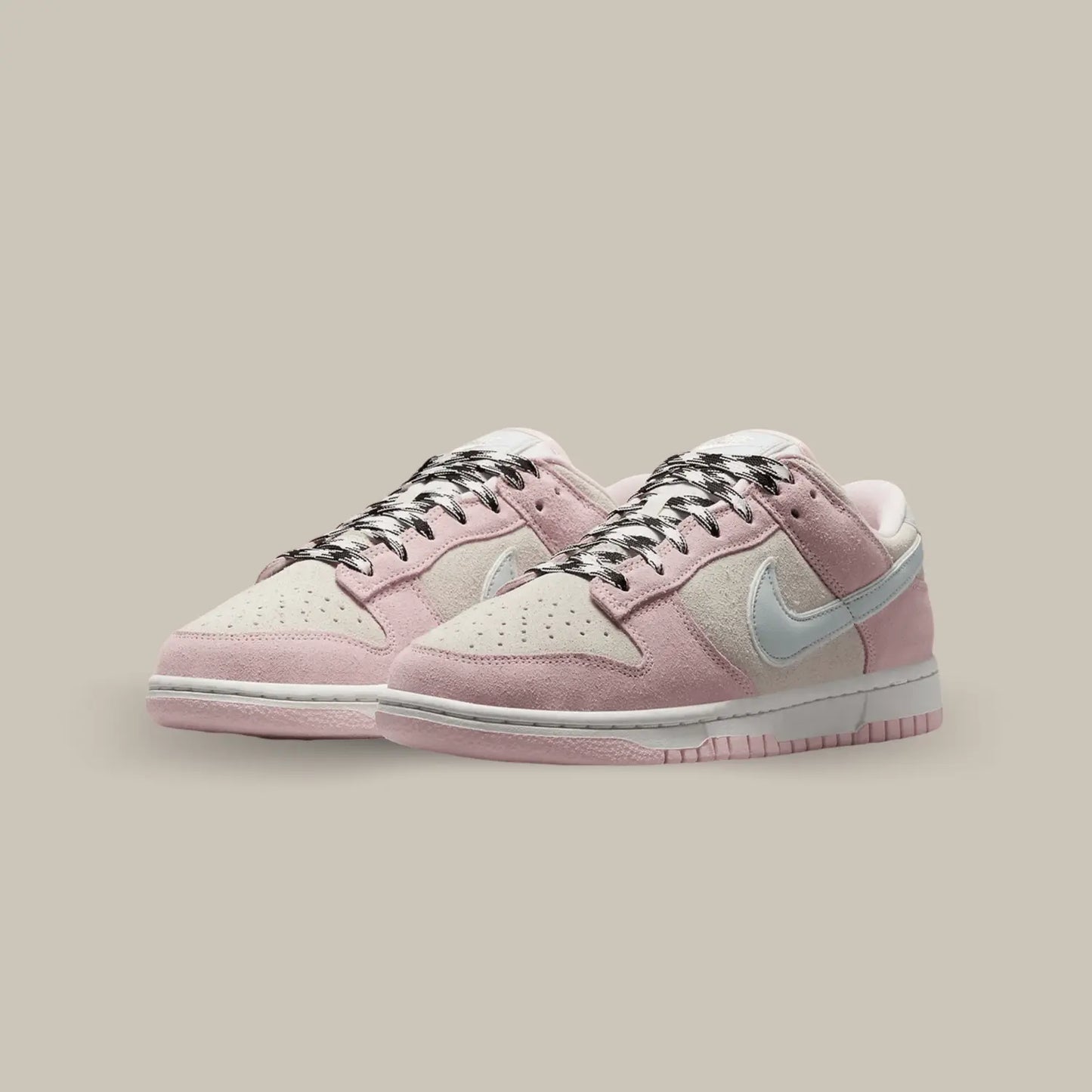 La Nike Dunk Low LX Pink Foam dévoile une empeigne daim partagée entre le beige et rose et avec un swoosh en cuir gris.