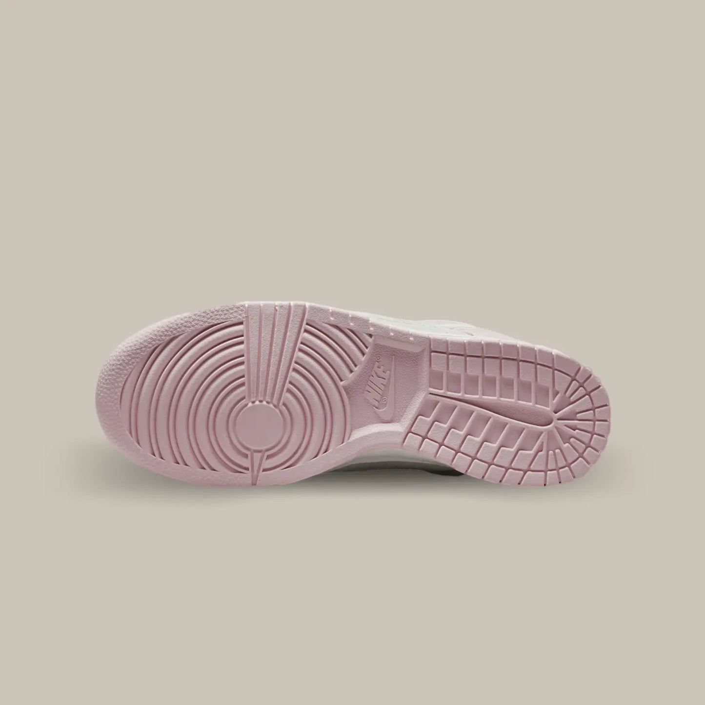 La semelle de la Nike Dunk Low LX Pink Foam de couleur rose.