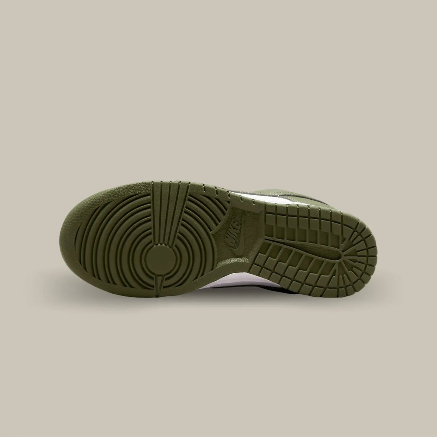 La semelle de la Nike Dunk Low Olive de couleur vert olive.