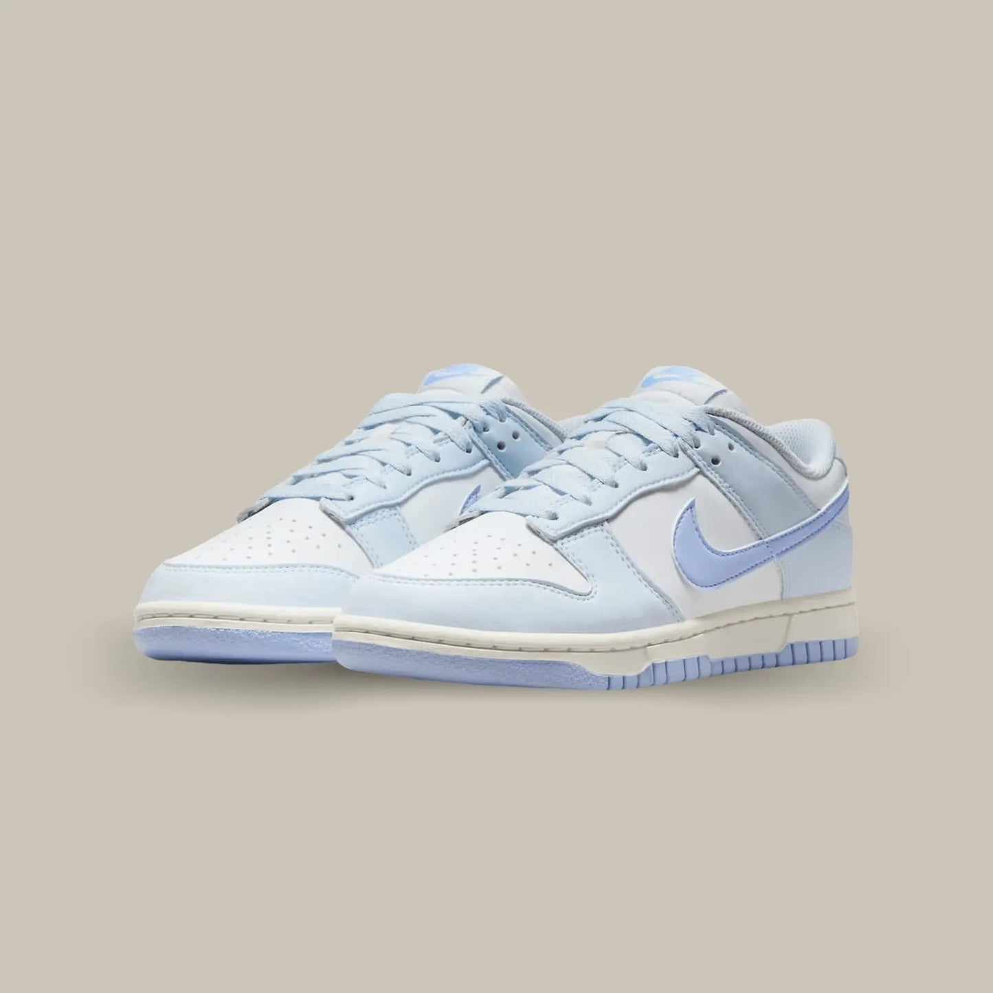 La Nike Dunk Low Next Nature Blue Tint possède une base en cuir blanc avec des superpositions en cuir bleu clair. Le swoosh se fond dans le coloris grâce à une teinte de bleu un peu plus petit foncé qui s’accorde avec le talon et l’outsole. On retrouve également une midsole jaunie pour donner un coté vintage.