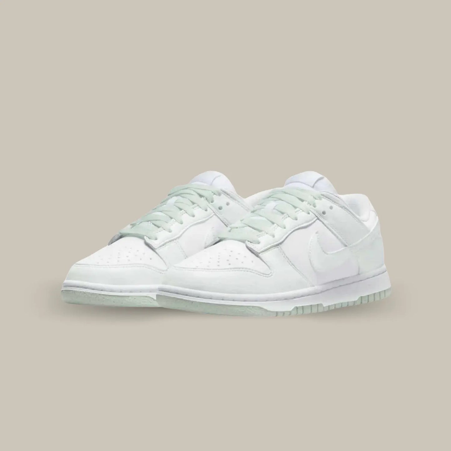 La Nike Dunk Low Next Nature White Mint arbore une tige en cuir blanc recyclé qui se voit rehaussée par des empiècements en cuir craquelé de couleur vert pastel.