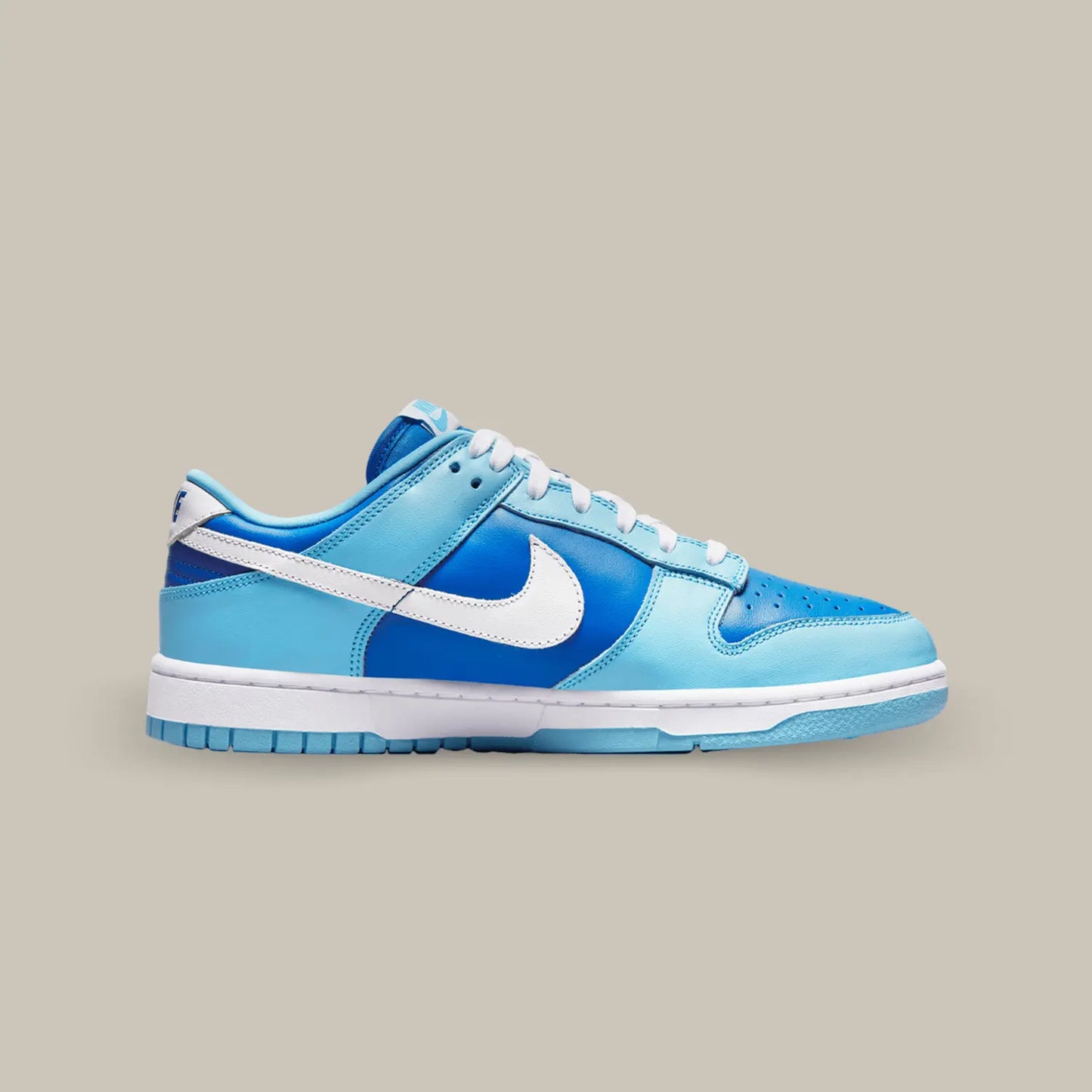 La Nike Dunk Low QS Argon de coté avec son empeigne en cuir, divisée en plusieurs coloris. On retrouve du bleu saphir sur le col, la toebox et le quarter pannel tandis que du bleu tiffany orne les oeillets, la mudguard et le talon.