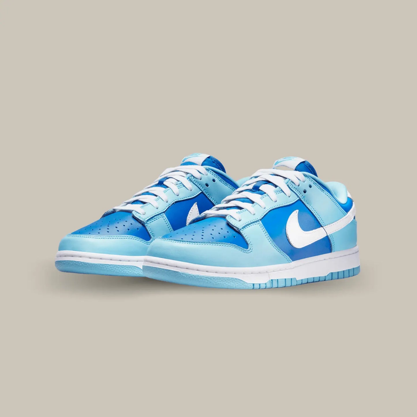 La Nike Dunk Low QS Argon affiche une empeigne en cuir, divisée en plusieurs coloris. On retrouve du bleu saphir sur le col, la toebox et le quarter pannel tandis que du bleu tiffany orne les oeillets, la mudguard et le talon.