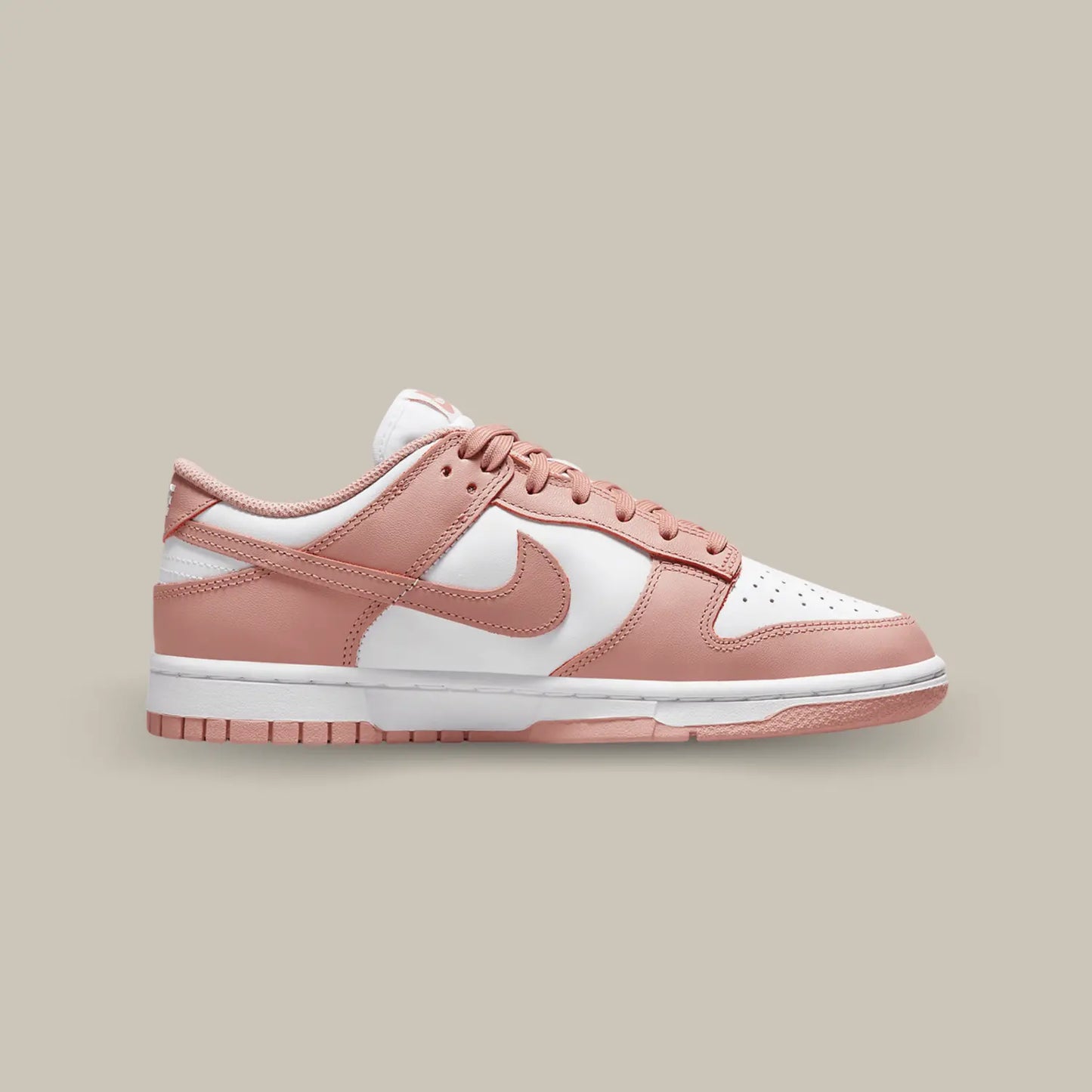 La Nike Dunk Low Rose Whisper de coté avec sa tige en cuir blanc aux superpositions de cuir rose pêche.