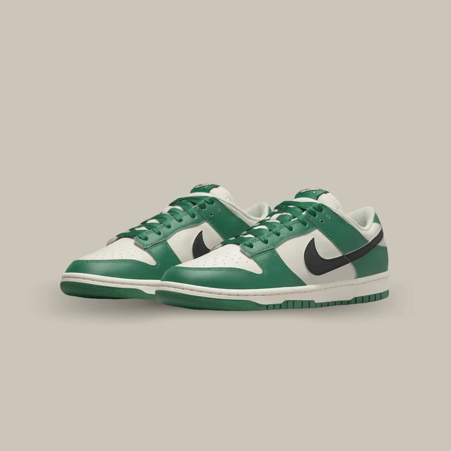 La Nike Dunk Low SE Lottery Green Pale Ivory présente une base en cuir blanc cassé qui s’accompagne de superpositions en cuir vert bouteille. Sa particularité repose sur ses swooshes noirs à gratter qui laissent apparaître des motifs spéciaux à l’aide du hangtag fourni.