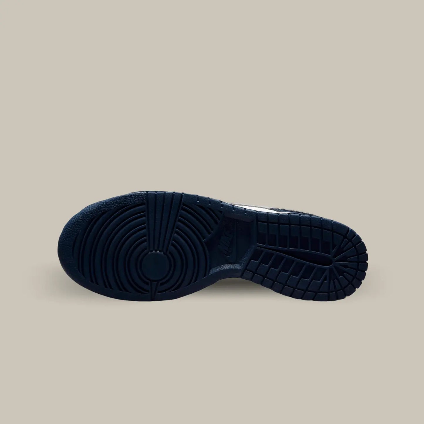 La semelle de la Nike Dunk Low Summit White Midnight Navy de couleur bleu nuit.