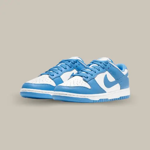 La Nike Dunk Low UNC possède une base en cuir bleu clair et blanc. Le bleu clair prend le dessus avec le swoosh, les lacets et le heel tab accordés. Une midsole blanche vient contraster cette magnifique paire.