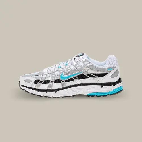 La Nike P-6000 Dusty Cactus vue de côté avec sa base blanche et ses touches de noires. On retrouve aussi un swoosh bleu turquoise.