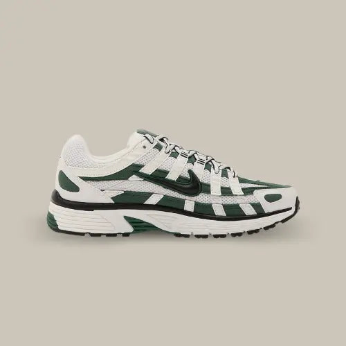 La Nike P-6000 Fir vue de côté avec sa base en mesh blanche avec des superpositions vert et son swoosh noir.