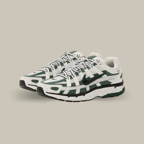 La Nike P-6000 Fir est un véritable clin d’œil aux silhouettes running des années 2000, avec un twist ultra-moderne. Ce modèle Nike se distingue par ses superpositions vert sapin et blanc cassé, apportant un look à la fois frais et original, parfait pour se démarquer. Le swoosh noir vient subtilement rehausser l’ensemble, ajoutant une touche de contraste dynamique.