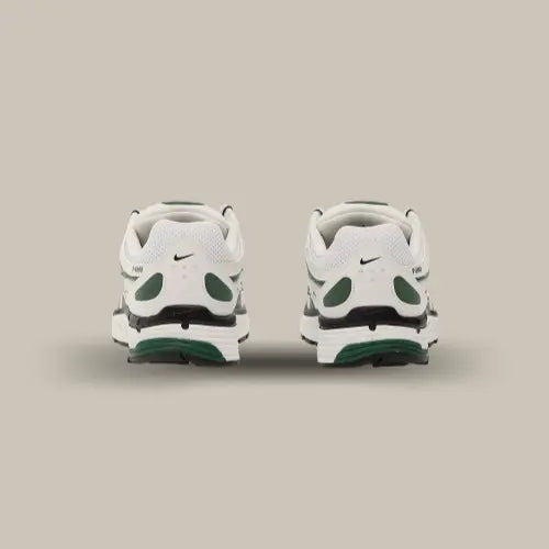 L'arrière de la Nike P-6000 Fir de couleur blanche avec des touches vertes et le petit logo nike au niveau du heel tab.
