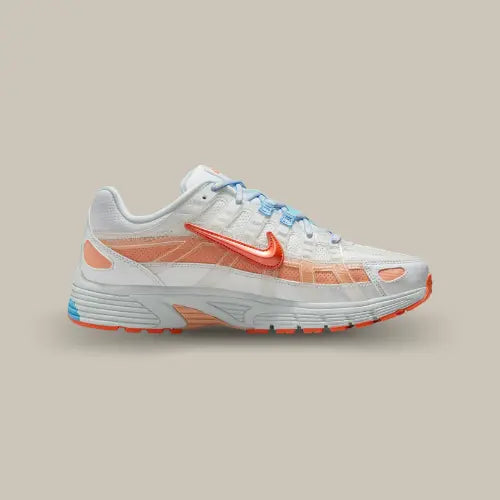 La Nike P-6000 Makeway Party 6000 vue de côté avec son dégradé de couleur allant du blanc au orange vif. On retrouve un swoosh orange qui contraste avec les lacets bleus.