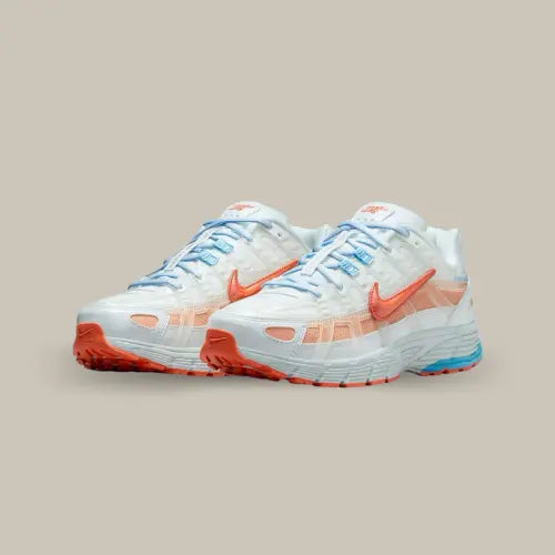 La Nike P-6000 Makeway Party 6000 est une véritable célébration du style et de l’audace ! Issue d’une collaboration exclusive entre Nike, Shelby Weaver et Abby Albino, cette sneaker revisite l’iconique P-6000 avec un design inspiré des soirées endiablées. Son mélange de blanc éclatant, d’orange pétillant et de touches bleu ciel lui donne une allure dynamique et ultra-moderne. Son Swoosh métallisé rouge apporte une touche premium.