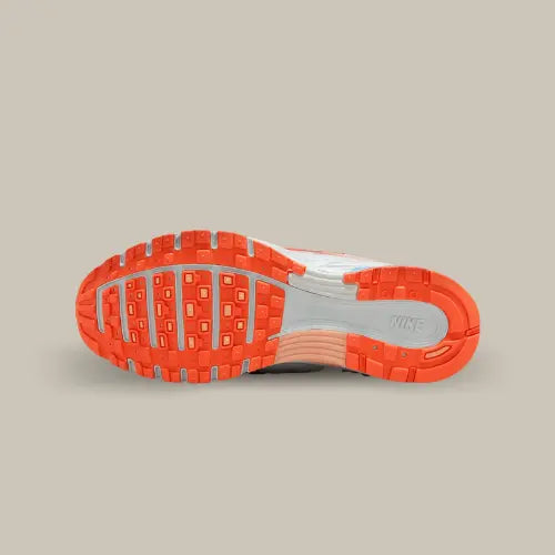 La semelle de la Nike P-6000 Makeway Party 6000 de couleur orange et blanche.