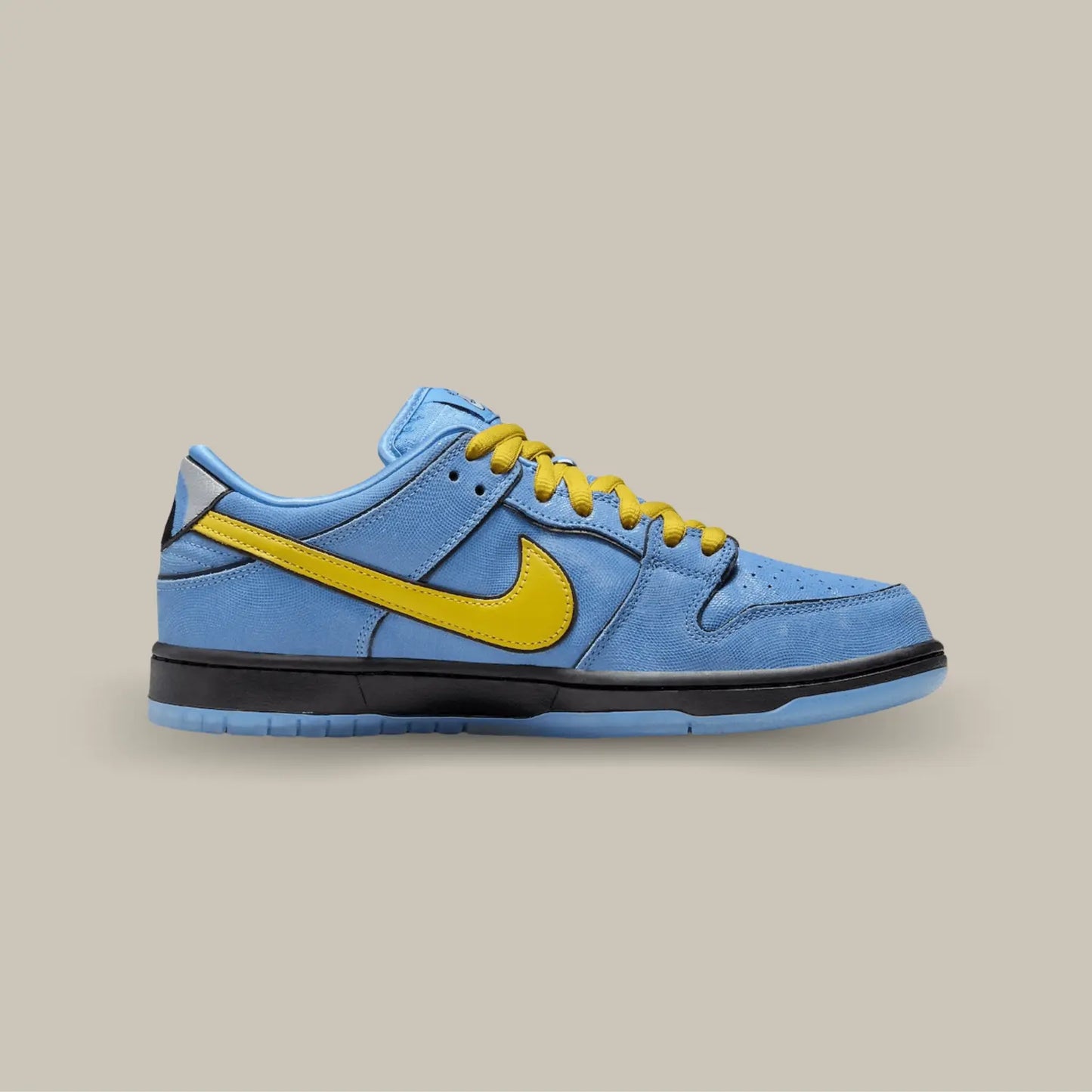 La Nike SB Dunk Low The powerpuff Bubbles de coté avec sa tige bleu façon peau de serpent et son swoosh jaune accordé aux lacets.