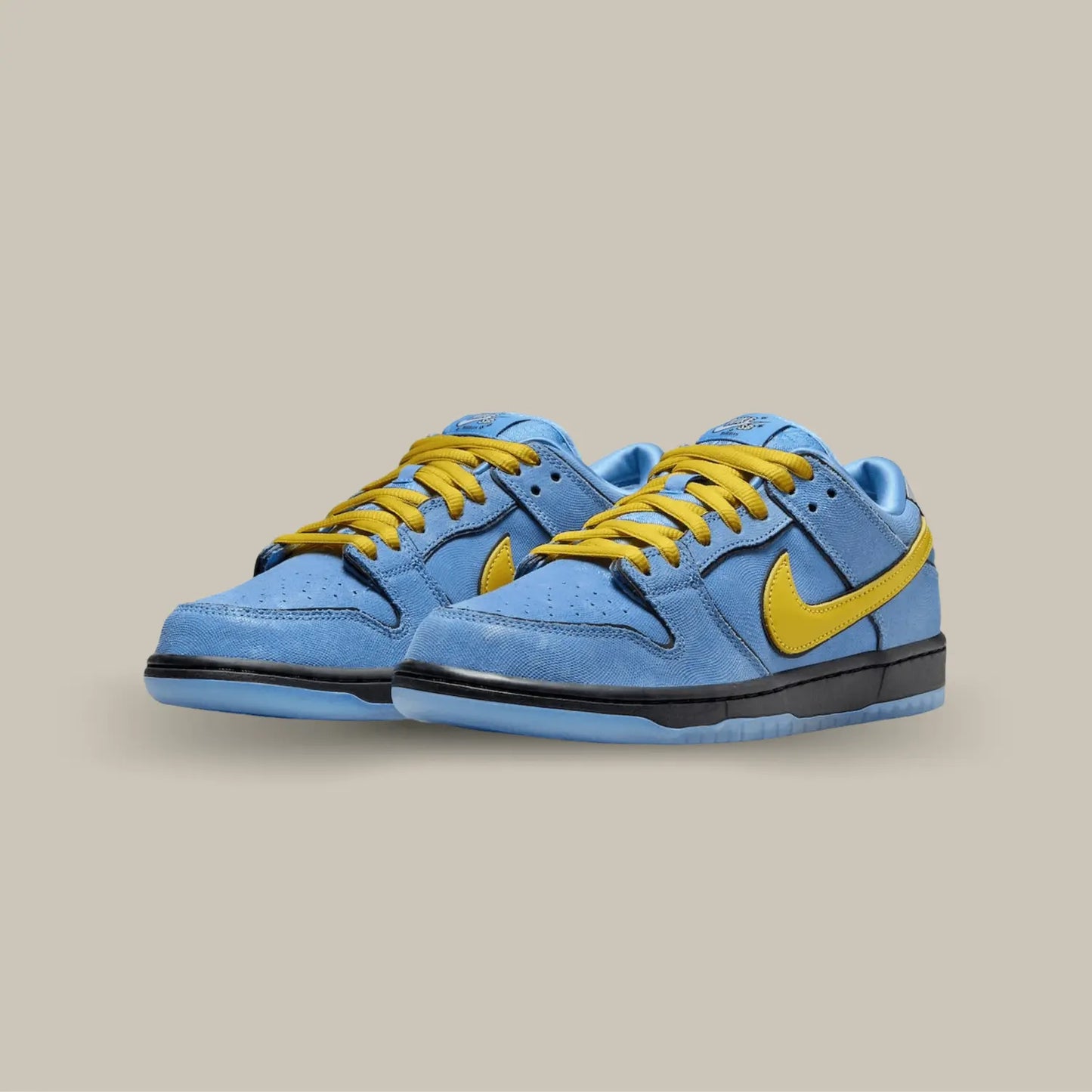 Cette Nike SB Dunk Low The powerpuff Bubbles possède une tige en cuir bleu façon peau de serpent. On retrouve les détails de Bubbles (Bulle) avec le swoosh jaune accordé aux lacets pour rappeler la couleur de cheveux de la mini super héroïne, les yeux de Bubbles (Bulle) brodés sur les talons et son personnage imprimé sur le papier à l'intérieur de la box.