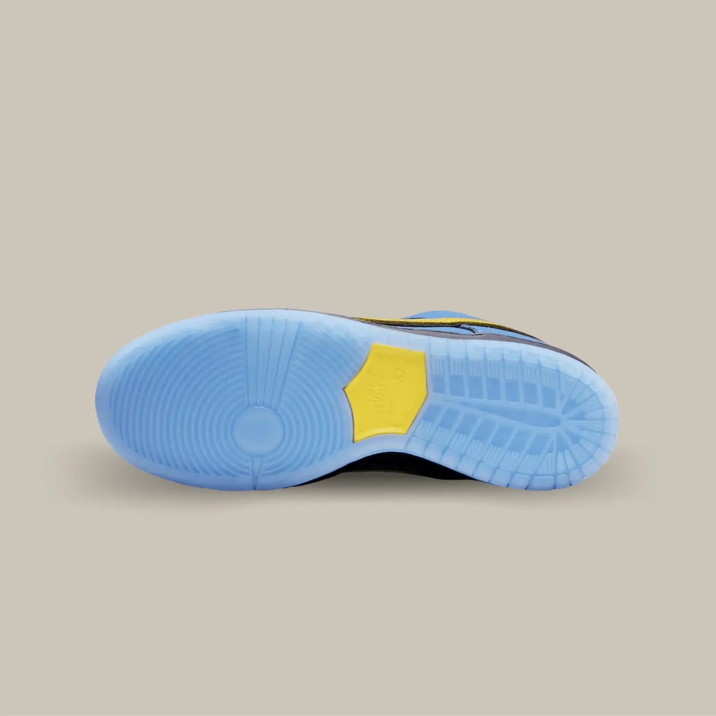 La semelle de la Nike SB Dunk Low The powerpuff Bubbles de couleur bleu avec l'empiècement central jaune.