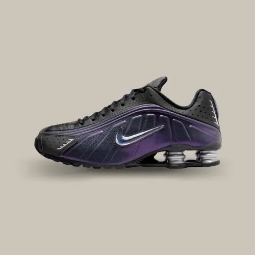 Nike Shox R4 Black Metallic Silver Purple Dynasty vue de profil, noire et violette avec Swoosh argenté et colonnes Shox, sur Offsneakz.