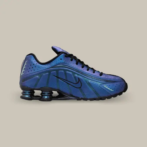 La Nike Shox R4 Iridescent vue de côté avec son coloris bleu métallique et son système Shox integré au talon.