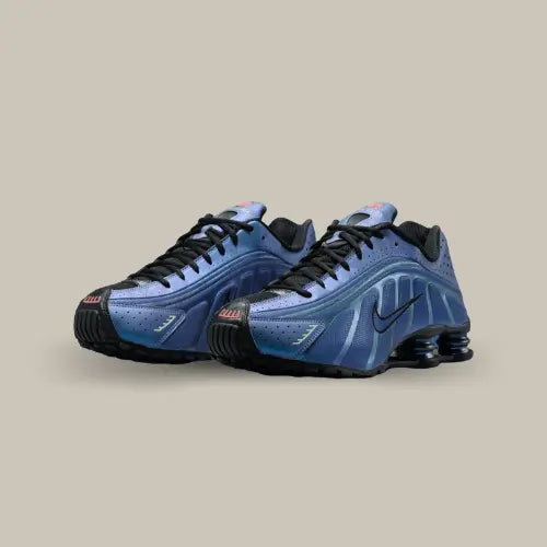 La Nike Shox R4 Iridescent réinvente le style avec une tige en cuir perforé aux reflets irisés captivants, qui attire instantanément les regards. Inspirée des modèles emblématiques des années 2000, cette sneaker associe un design futuriste à un confort exceptionnel grâce à la technologie Shox, offrant un amorti réactif et une absorption optimale des chocs. Parfaite pour les amateurs de sneakers tendance, elle s'adapte aussi bien aux tenues streetwear qu'aux looks plus décontractés.