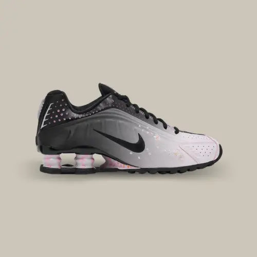 Nike Shox R4 Black Pink Cherry Blossom – sneaker femme au design futuriste noir et rose avec motifs floraux, amorti Shox visible, disponible sur Offsneakz.