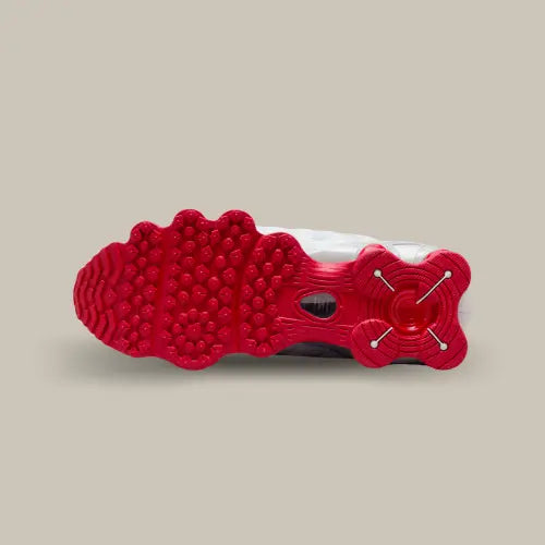 La semelle de la La Nike Shox TL Gym Red de couleur rouge avec son système Shox sur toute la semelle.