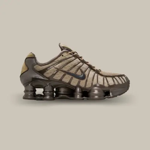 Nike Shox TL Khaki Ironstone Off Noir vue latérale intérieure, sneaker femme en mesh kaki avec détails marron, logo Swoosh noir et semelle à colonnes Shox, design technique et style streetwear tendance.