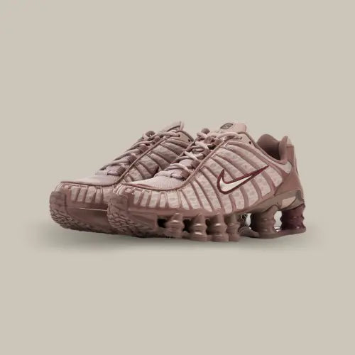 Nike Shox TL Khaki Ironstone Off Noir vue trois quarts, sneaker femme couleur kaki rosé avec amorti Shox iconique sur toute la semelle, design technique et élégant, style streetwear premium.