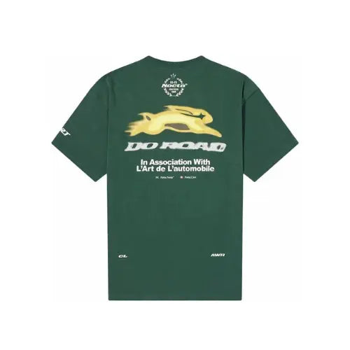 T-shirt Nike x NOCTA L’Art Burrow Pro Green dos avec imprimé graphique doré “Do Road” et inscriptions en blanc. Dispo sur Offsneakz.