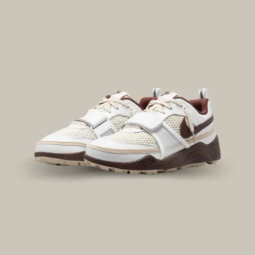 La Nike Zoom Field Jaxx Travis Scott Light Chocolate incarne l’esthétique unique de Cactus Jack, mêlant influences outdoor et détails premium. Dotée d’une base en mesh respirant et de superpositions en cuir blanc cassé et marron chocolat, cette silhouette robuste et stylée se démarque par son strap ajustable et son branding signature. Son amorti Zoom Air assure un confort optimal, tandis que sa semelle extérieure crantée garantit une adhérence parfaite.