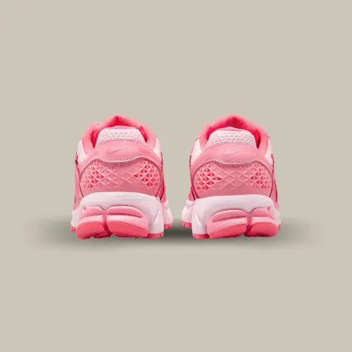 L'arrière de la Nike Zoom Vomero 5 Coral Chalk Hot Punch de couleur rose.