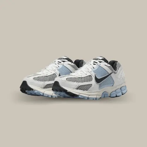 La Nike Zoom Vomero 5 Light Armory Blue combine style rétro et performance moderne avec une empeigne en mesh respirant, des superpositions en cuir et des accents bleu clair subtils. Dotée d’un amorti Zoom Air et d’une semelle intermédiaire Cushlon, elle garantit un confort optimal à chaque pas. Son look inspiré des anciennes Nike en fait une sneaker tendance, parfaite pour un usage quotidien.