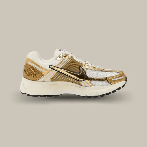 La Nike Zoom Vomero 5 Metallic Gold vue de côté avec son coloris or et son swoosh ton sur ton.
