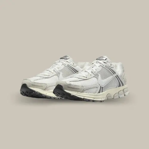 La Nike Zoom Vomero 5 Platinum Tint incarne l'élégance et le confort dans une sneaker conçue pour allier style et performance. Cette version de cette Vomero se distingue par ses teintes blanches et grises , des couleurs douces et raffinées qui recouvre la tige en mesh, offrant à la fois une esthétique minimaliste et une grande légèreté. Les superpositions en cuir ton sur ton ajoutent une profondeur visuelle et renforcent la durabilité de la chaussure, tandis que les détails réfléchissants subtils apportent