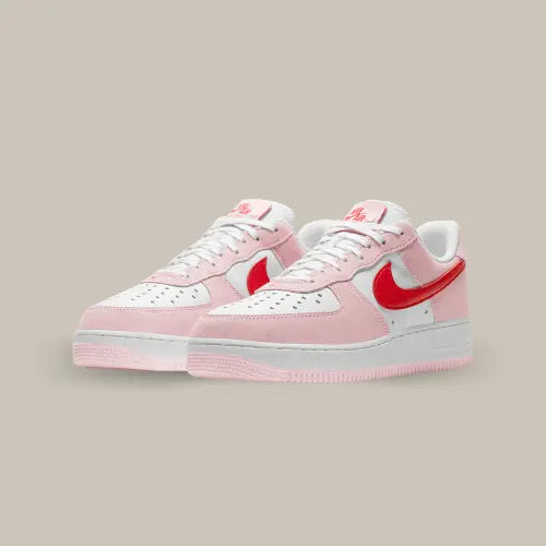 La Nike Air Force 1 Low Love Letter Valentine's Day (2021) possède une base mixant cuir et suède. Des touches de roses qui complètent un swoosh rouge vif fera palpiter les cœurs de tous les amoureux. Le petit détail qui fait la différence, la languette qui s'ouvre sur un petit cœur Nike.