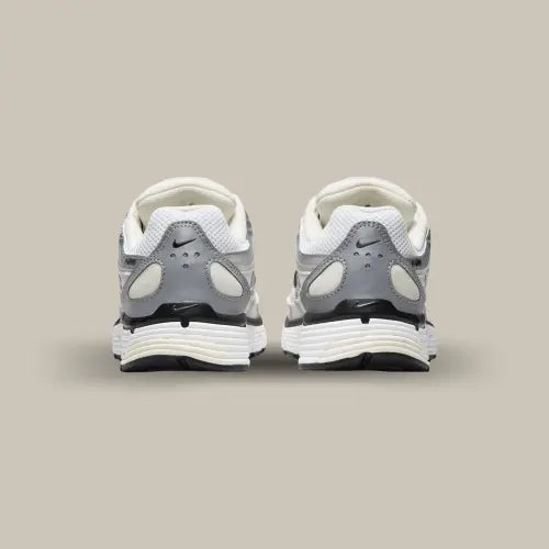 L'arrière de la Nike P-6000 Coconut Milk Metallic Silver avec son renfort au talon de couleur grise.