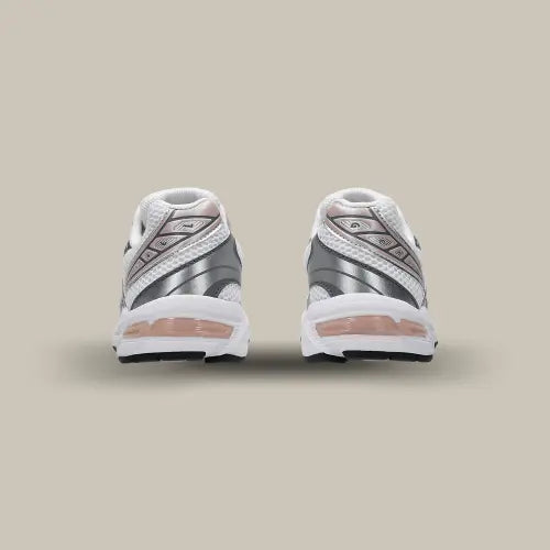L'arrière de la ASICS Gel-1130 White Neutral Pink avec ses superpositions argentées.