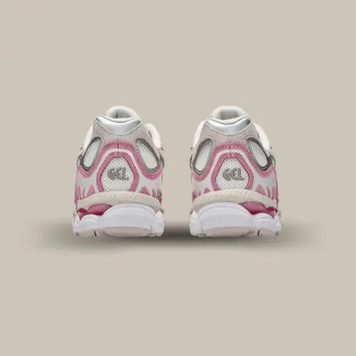 L'arrière de la Asics Gel-NYC Strawberries Cream avec ses superpositions en daim de couleur rose et crème et le logo GEL au milieu du talon.