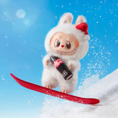 Figurine Pop Mart Labubu Coca-Cola – modèle Surprise Shake en snowboard dans la neige, tenant une bouteille vintage, série The Monsters Vinyl Face.