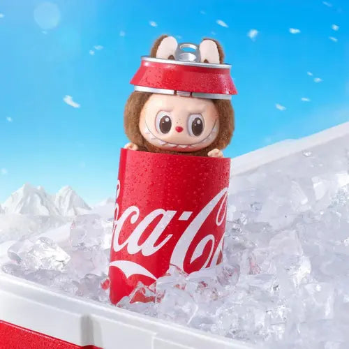 Figurine Pop Mart Labubu Coca-Cola – Labubu caché dans une canette rouge glacée, édition spéciale The Monsters Vinyl Face en blind box.