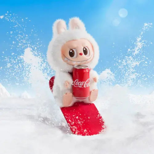 Figurine Pop Mart Labubu Coca-Cola – modèle Happy Factor en snowboard dans la neige, tenant une canette rouge, édition The Monsters Vinyl Face.