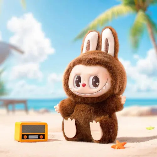 Figurine Pop Mart Labubu Have a Seat – modèle Hehe en peluche vinyle marron assise sur la plage, avec mini radio, collection The Monsters.