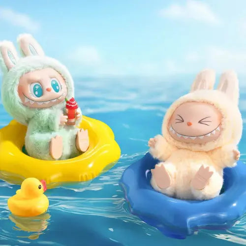Figurines Pop Mart Labubu Have a Seat – modèles Ququ et Sisi flottant sur l’eau dans des bouées colorées, avec canard en plastique, collection The Monsters.