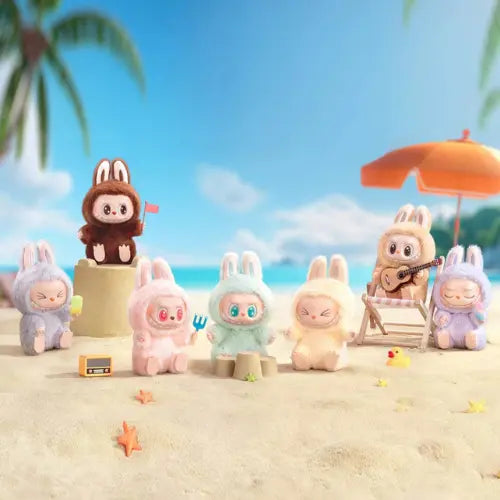 Figurines Pop Mart Labubu Have a Seat – collection complète des personnages The Monsters en scène plage, avec château de sable, guitare et parasol.