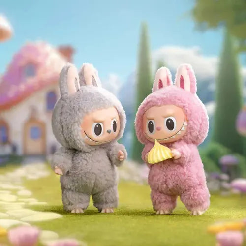 Figurines Pop Mart Labubu Tasty Macarons – modèles Sesame Bean et Lychee Berry en costumes peluche, scène extérieure gourmande et colorée.