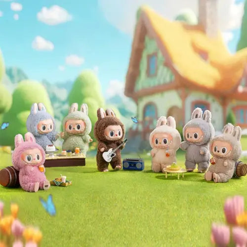 Scène extérieure Pop Mart Labubu Tasty Macarons – figurines The Monsters en pique-nique champêtre, modèle Toffee jouant de la guitare.