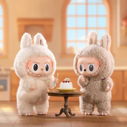 Figurines Pop Mart Labubu Tasty Macarons – modèles Soymilk en cuisine, partageant un gâteau dans un décor chaleureux, série The Monsters.