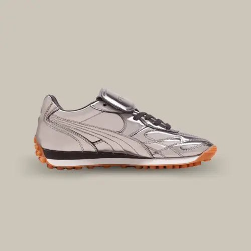 La Puma Avanti C Rihanna Fenty Aged Silver vue de côté dans un total look cuir argenté.
